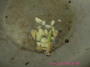 炒锅内放入食用油、放入蒜瓣、姜片炒香；