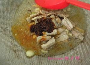 再放入豆瓣辣酱煸炒；