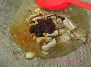 再放入豆瓣辣酱煸炒；