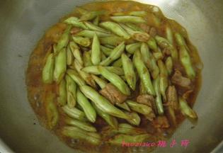 放入少量的热水焖煮至扁豆熟透即可。