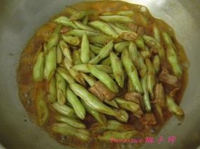 放入少量的热水焖煮至扁豆熟透即可。