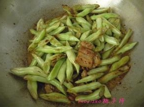 放入煸好的扁豆段翻炒，加入食盐调味；