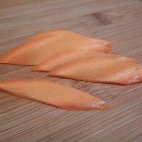  胡萝卜去皮，切成斜块，再切片，