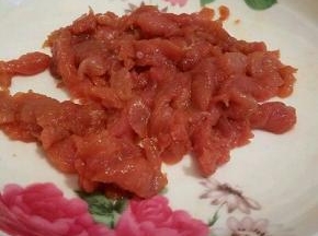 瘦肉切丝，放生抽一勺，料酒一勺，淀粉一勺，盐半勺腌制10分钟，