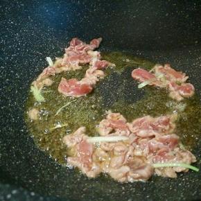 锅里放葱丝炒香再翻炒肉丝，捞出，