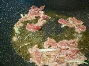 锅里放葱丝炒香再翻炒肉丝，捞出，