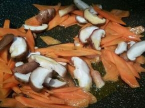 再炒胡萝卜和香菇翻炒片刻，