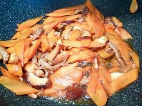  加刚才炒好的肉丝，再加生抽一勺，盐半勺调味就可以。