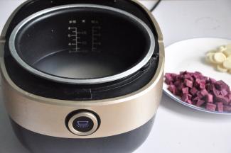 将大米洗净后放入电饭煲中，加入适量的水。