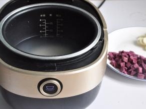 将大米洗净后放入电饭煲中，加入适量的水。