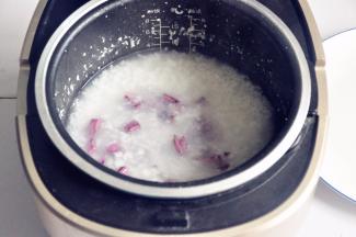 煮了20分钟之后 ，放入紫薯。