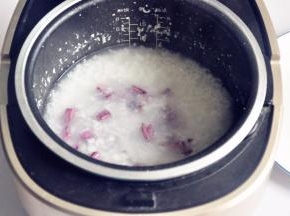 煮了20分钟之后 ，放入紫薯。