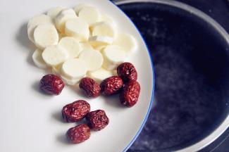 将紫薯继续煮20分钟后，倒入山药和红枣。