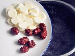 将紫薯继续煮20分钟后，倒入山药和红枣。