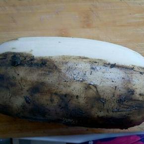 莲藕，我每次都选这种泥巴藕，把皮消掉后里面还是很白的。