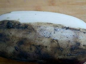 莲藕，我每次都选这种泥巴藕，把皮消掉后里面还是很白的。