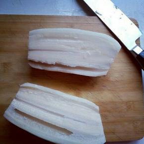 把去皮的莲藕一切二，依个人喜欢，不切开也可以。