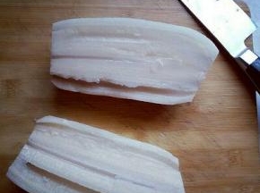 把去皮的莲藕一切二，依个人喜欢，不切开也可以。