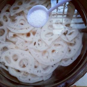 切好的藕片，冷水冲洗两遍，加入适量盐泡10分钟。