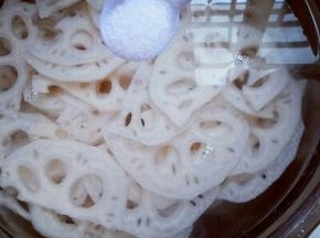 切好的藕片，冷水冲洗两遍，加入适量盐泡10分钟。