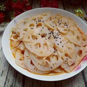 出锅，装盘撒上熟黑芝麻点缀，可以吃了。