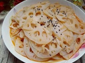 出锅，装盘撒上熟黑芝麻点缀，可以吃了。