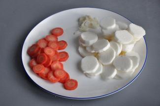 准备材料（切好的山药最好先放在水中，避免变色）