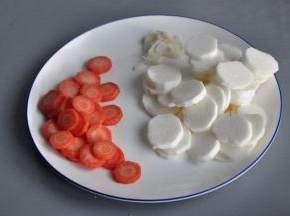 准备材料（切好的山药最好先放在水中，避免变色）