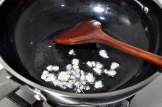 锅中倒油，油开后，倒入蒜皮。