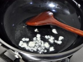 锅中倒油，油开后，倒入蒜皮。