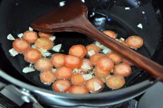 倒入红萝卜翻炒一分钟。