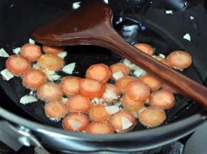 倒入红萝卜翻炒一分钟。