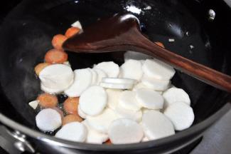 胡萝卜炒软后，倒入山药，快速翻炒。