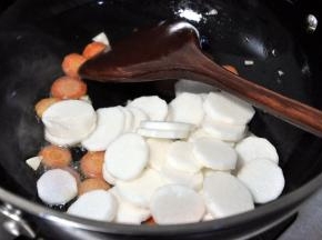 胡萝卜炒软后，倒入山药，快速翻炒。