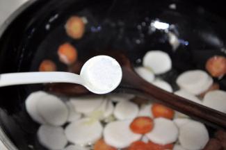 加入一勺盐，翻炒均匀。