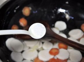 加入一勺盐，翻炒均匀。