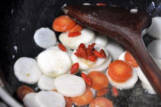 放入十几颗枸杞，翻炒几下起锅。