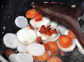 放入十几颗枸杞，翻炒几下起锅。