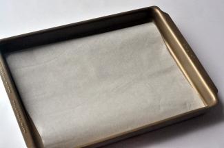 在烤盘里垫一张油纸，这样方便后面脱模。