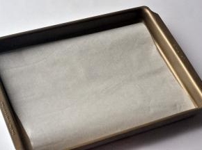 在烤盘里垫一张油纸，这样方便后面脱模。