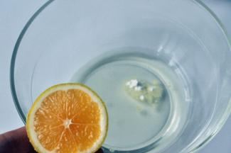 由于蛋清量比较少，取一个玻璃碗进行打发，在玻璃碗中放少许糖粉，滴入几滴柠檬汁。