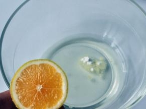 由于蛋清量比较少，取一个玻璃碗进行打发，在玻璃碗中放少许糖粉，滴入几滴柠檬汁。