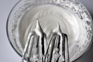 分三次加入糖粉进行打发，将蛋清打至硬性发泡，这一步一定要多一点耐心。