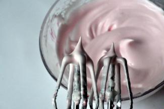 用牙签沾很少的粉色色素，加入到蛋白霜中，只需要一点点，用电动打蛋器打发均匀，边上混合不到的位置，记得用刮刀刮一下，打发后的蛋白霜，呈淡粉色。（我用的惠尔通可食用色素，如果给宝宝吃，也可以不放色素，做成白色的。）