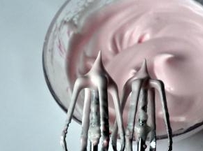 用牙签沾很少的粉色色素，加入到蛋白霜中，只需要一点点，用电动打蛋器打发均匀，边上混合不到的位置，记得用刮刀刮一下，打发后的蛋白霜，呈淡粉色。（我用的惠尔通可食用色素，如果给宝宝吃，也可以不放色素，做成白色的。）