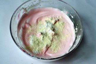 筛入玉米淀粉和奶粉，快速翻拌，几下就好，时间一长容易消泡。