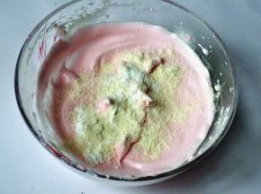 筛入玉米淀粉和奶粉，快速翻拌，几下就好，时间一长容易消泡。