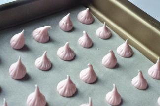 一气呵成的将蛋白霜，挤到烤盘中。