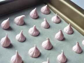 一气呵成的将蛋白霜，挤到烤盘中。