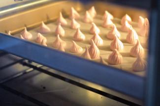 放入提前预热好的烤箱，上下火100度50分钟。